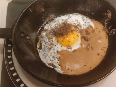 Sartén de huevo con mousse de boletus y trufa