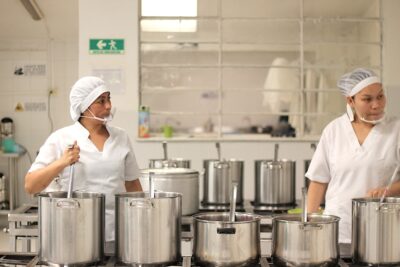 La cocina de De Muerte Lenta, en ppeno proceso de trabajo.