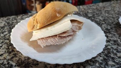 Bocadillo de pata con queso de El Sobrino