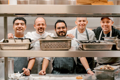 Robrto Alcocer con el equipo de cocina de Valle.