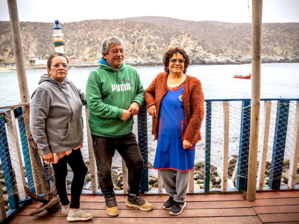 Sonia Ávalos, Jaime Arredondo y Carmen, en la terrazaa de Donde Jaimini. Foto, Pamela Villagra.