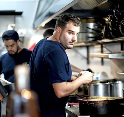 Francisco Rosat en la cocina de Lo de Fran.