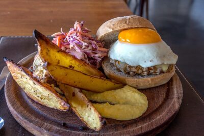 Hamburguesa de guanaco. Foto, Eric Mohl.