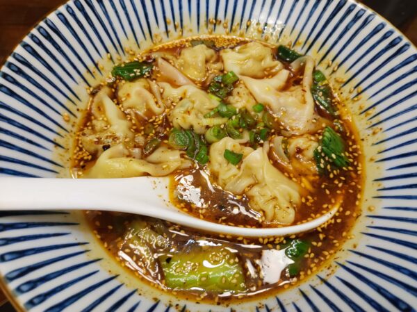 Sopa de wan tun picante, el plato estrella de Sichuan Kitchen