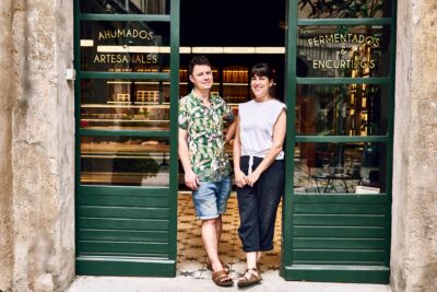 Carla Rodamilans y Buster Turner en la puerta del obrador de ahumados artesanos que regentan (Foto:Christian-Banfield)