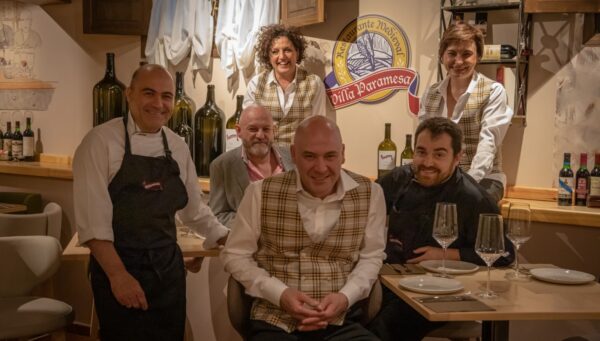 Los cocineros José Castrodeza y Álvaro Gutiérrez flanquean a Javi. Detrás, Jesús Ángel, Covadonga y Alicia (Villa Paramesa)