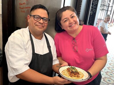 Eduardo Canche y Claudia Bolio con la lasaña de hoy.