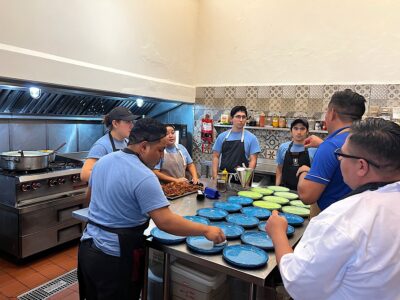 En la cocina ultiman el montaje del plato.