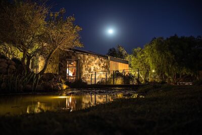 Exterior de Lunario con luna llena.