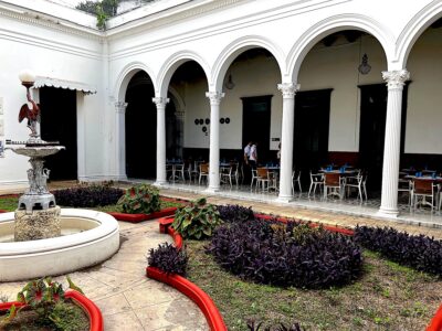 Refettorio Mérida ocupauna vieja casona de aire colonial en el centro de la ciudad. 