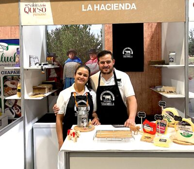 Los hermanos Camila y Joaquín Zegarra en una feria.