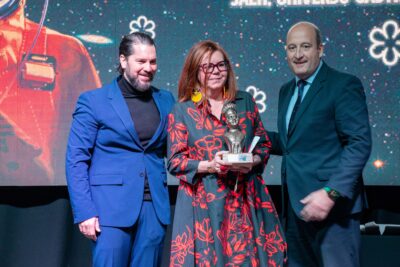 Pilar Salas, directora de 7Caníbales, recoge el premio de honor de la Asociación Gastronómica Amigos del Santo Reino