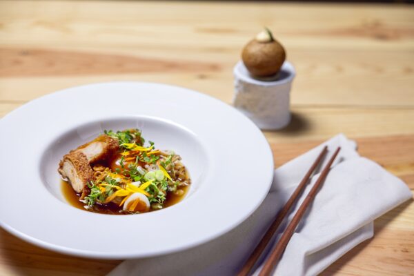 Ramen de pollo a la fusión thai, ganador de los Asian Culinary Awards 2024, de Carlos Hernández