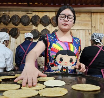 Cocinera preparando tortillas para un servicio.