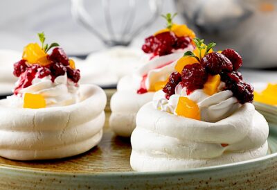 pavlova con salsa de guayaba