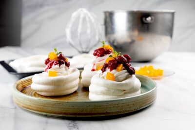 pavlova con salsa de guayaba