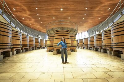 Andrea Leon en la sala de fermentación de la bodega.