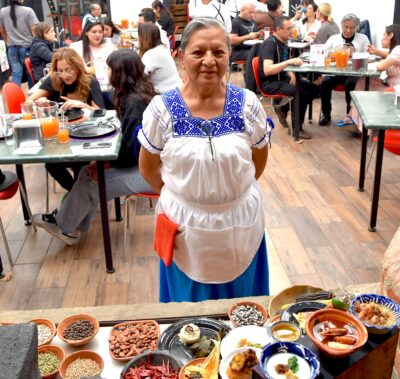 Cocinando con el comedor lleno.