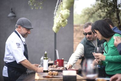 Parte de la comida es de pie frente a la parrilla y con la mano. Foto, Mariana Gianella.