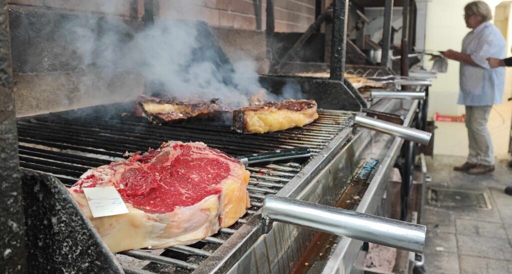  Carne, pescado e incluso postres se reparten en los cinco metros de parrilla de Horma Ondo