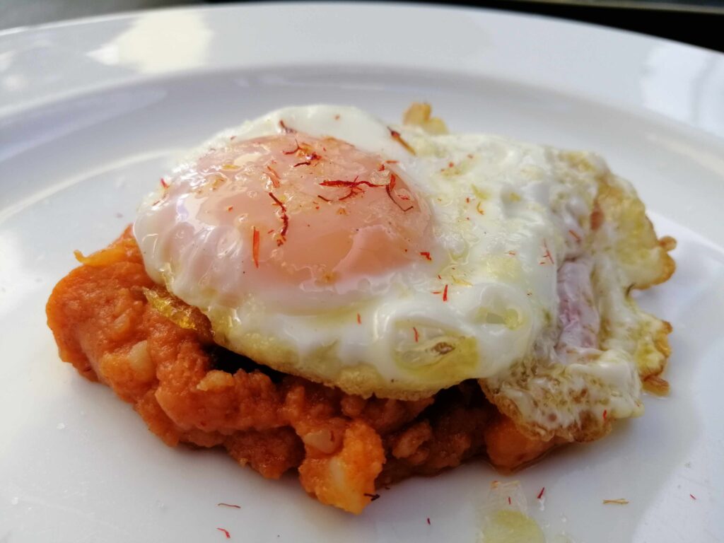 Huevos, chorizo casero y puré con vainilla