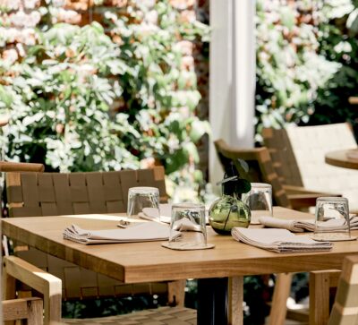 Las plantas crecen por los muros del patio.