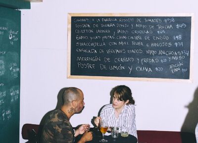 La pizarra con los platos el día domina el comedor. Foto, BuenHumo.