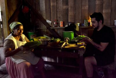 Pablo Bonilla en una cocina indñígena en la Sierra de Talamanca.