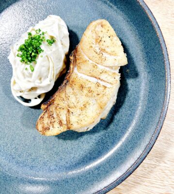 Pesca a la parrilla con palmitos, crema de coliflor y coco. Foto, BuenHumo.