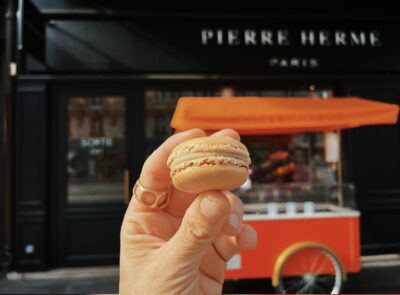 Macaron Mogador, delante de la tienda de Pierre Hermé.