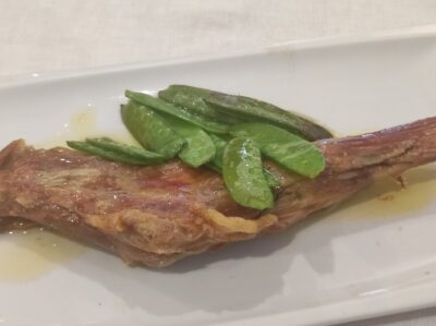 Paletilla de cabrito con tirabeques