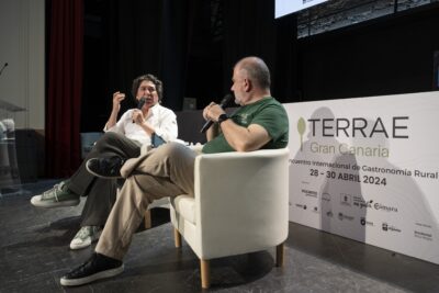 Gastón Acurio y Benjamín Lana conversan en el escenario de Terrae.