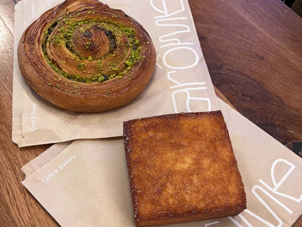 Honey butter toast (suave, crujiente, cremoso y con el dulzor justo) y perfecta bollería en Arôme Bakery.