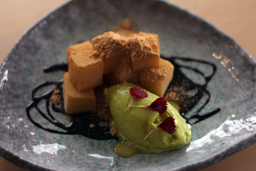 Pasta de mochi casero con helado de wasabi