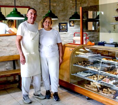 Sebastián y Betina en Panadería Álvarez, el último horno e leña de Pellegrini. Foto, Matías Santos.