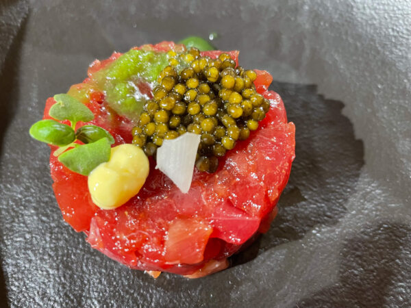 Tartar de atún con caviar, ajoblanco de piñones de Pedrajas