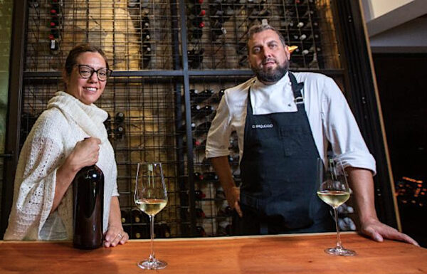 Gabriela Lafuente y Fernando Rivarola, posan ante la bodega de El Baqueano.