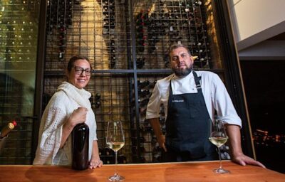 Gabriela Lafuente y Fernando Rivaola, ante la bodega del restaurante.