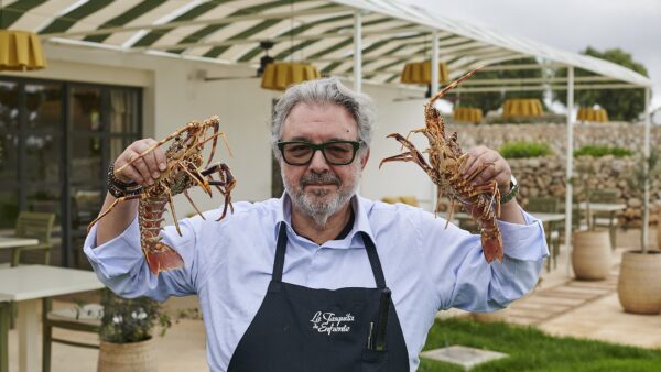 Juanjo López con el producto estrella de ambos restaurantes en el jardín de Amagatay