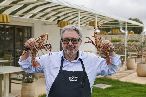 Juanjo López con el producto estrella de ambos restaurantes en el jardín de Amagatay