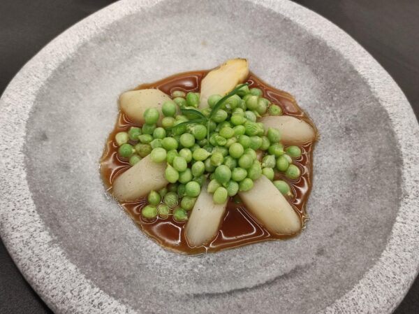 Guisantes con espárrago blanco, yema y rancio (Consentido, Salamanca)