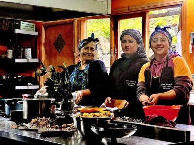 Anita Epulef en su cocina con Gemita y Tey. Foto, Pamela Villagra.