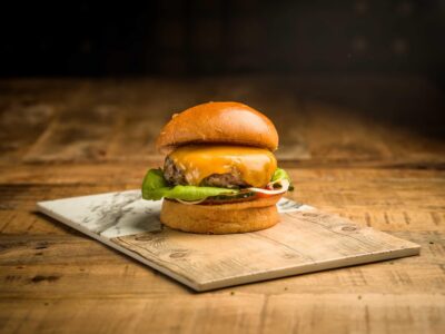 Burger clásica con carne de José Rosa, queso cheddar y pan de La Cremita