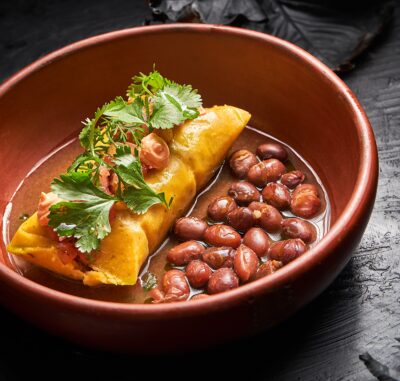 Tamal de maíz pelado con conejo, hongos y hierbas. Jennifer Rodríguez en Mestizo