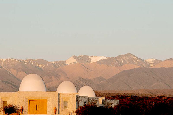 Los chozos con la cordillera como paisaje.