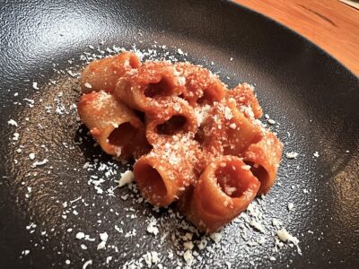 Mezze maniche a la amatricina. Foto, 7Caníbales.