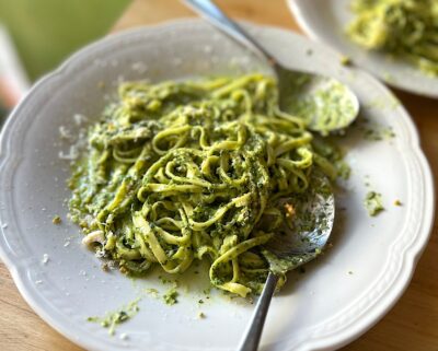 Tagliolini al pesto, pistachos y parmesano. Julieta Oiolo en La Alacena Pastificio