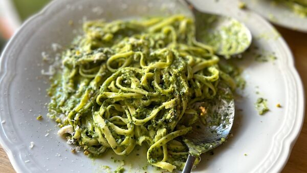 Tagliolini al pesto, pistachos y parmesano. Julieta Oiolo en La Alacena Pastificio