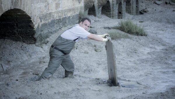 Ángel León en la marisma que rodea Aponiente