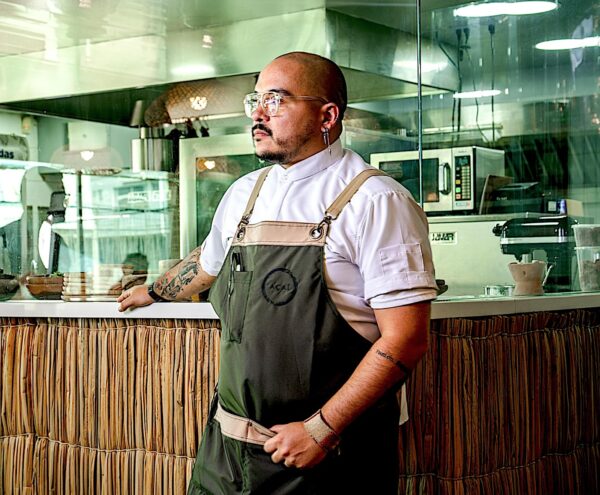 Andrews Arrieta ante la cocina de Açai.